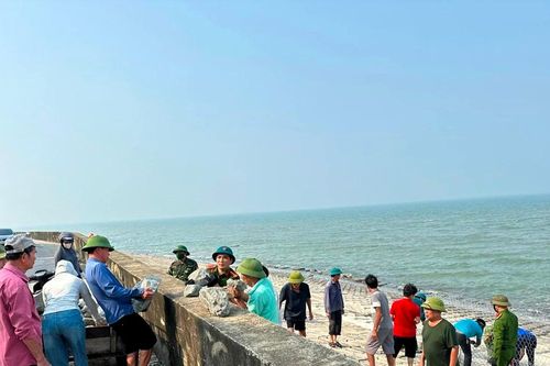 Vận chuyển đá hộc, rọ thép gia cố sụt lún, sạt lở kè biển Cẩm Nhượng