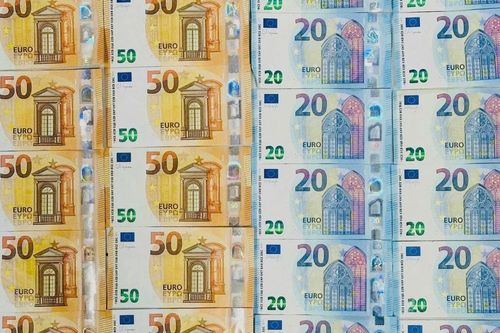 Nhân viên dọn phòng trộm 2.000 Euro của du khách nước ngoài