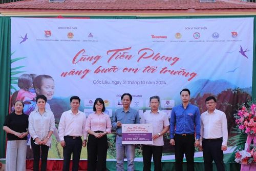 Tiếp động lực cho học trò vùng khó sau bão lũ