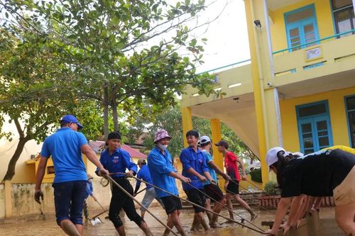 Thanh niên Quảng Bình dốc sức giúp dân khắc phục hậu quả sau lũ