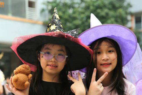 Học sinh trau dồi khả năng tiếng Anh qua lễ hội Halloween