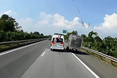 Chèn ép xe tải trên cao tốc, lái xe khách bị khởi tố