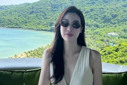 Hoa hậu Đỗ Mỹ Linh khoe vẻ đẹp dịu dàng, gợi cảm