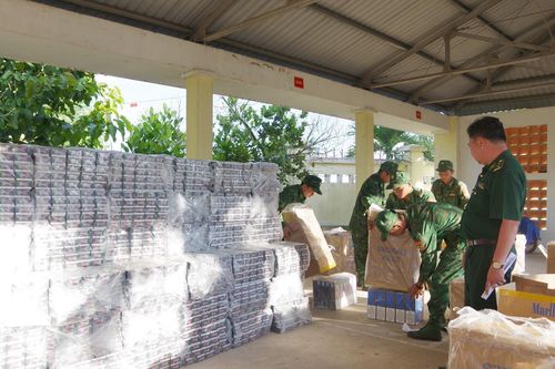 Bắt đối tượng vận chuyển 35.000 gói thuốc ngoại nhập lậu qua biên giới