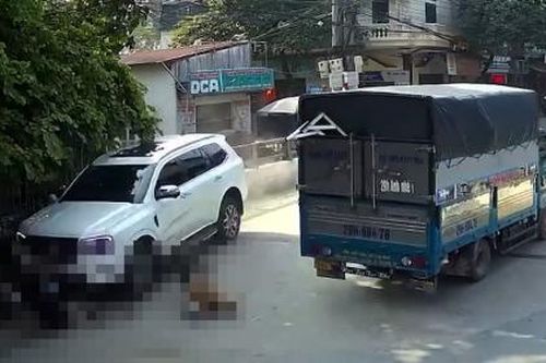 Tạm giữ tài xế ô tô đâm vào đoàn người đi đám ma ở Hà Nội