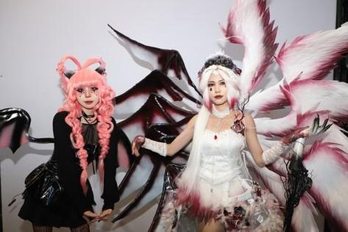 Bạn trẻ được vây quanh chụp ảnh với màn hóa trang ấn tượng đêm Halloween