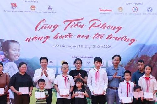 Báo Tiền Phong trao sổ tiết kiệm, thẻ bảo hiểm cho học sinh Lào Cai