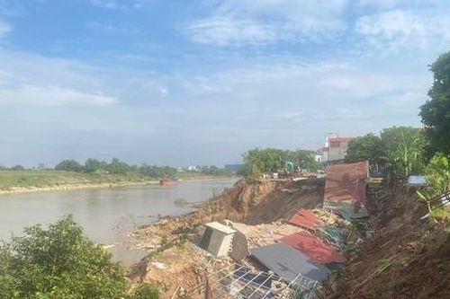 Vì sao 2.000 m2 bờ sông Đuống qua trung tâm Hà Nội bất ngờ sạt lở giữa trời khô hanh?