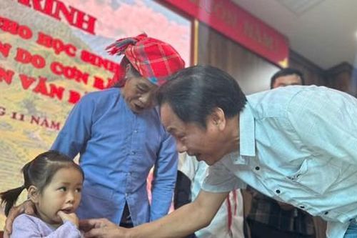 Trao sổ tiết kiệm cho học sinh mồ côi do bão Yagi tại Văn Bàn, Lào Cai