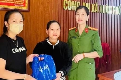 Bất ngờ nhận được 300 triệu đồng, người phụ nữ tìm người trả lại