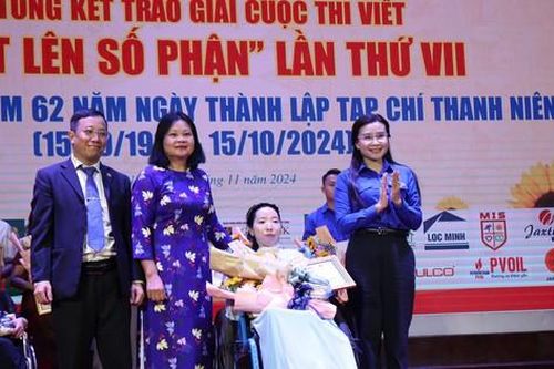 Rơi nước mắt trước nghị lực phi thường của nữ nhà văn bị liệt nửa người
