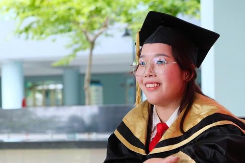 Cô gái bị teo cơ tủy sống tốt nghiệp đại học loại giỏi