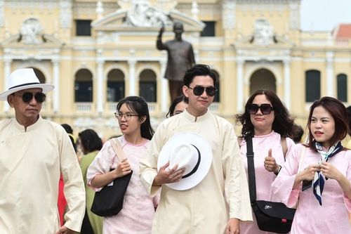 Đề xuất khởi động chọn quốc phục Việt Nam