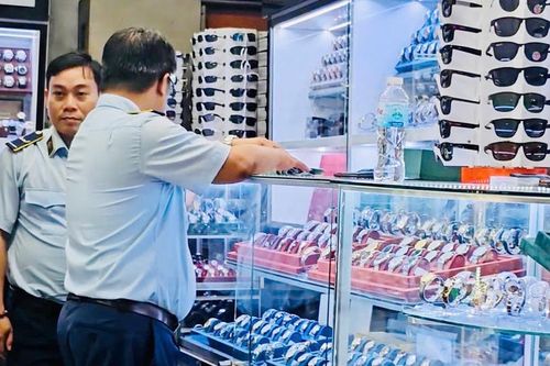 Thu giữ hàng trăm đồng hồ nghi giả hiệu Rolex, Patek Philippe ở chợ Bến Thành