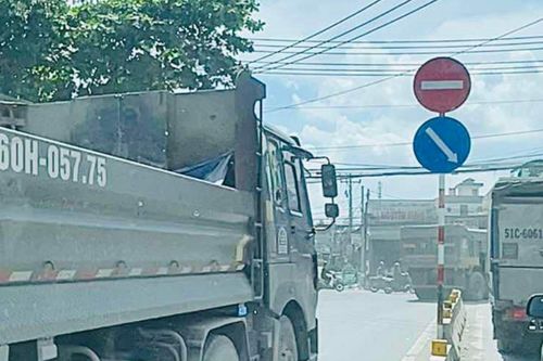 Một loạt xe ben nối nhau chạy ngược chiều, vượt đèn đỏ ở Đồng Nai