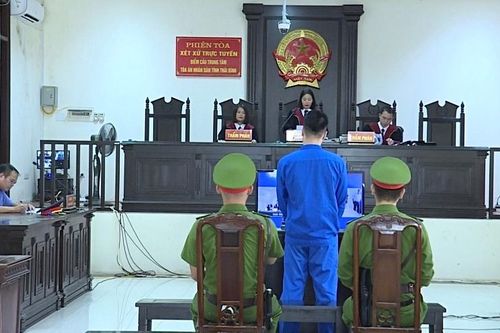 Tòa phúc thẩm chấp nhận đề nghị của Viện kiểm sát, giữ nguyên quyết định về hình sự của bản án sơ thẩm