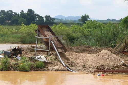 Yêu cầu dừng khai thác để giải quyết dứt điểm các vướng mắc tại mỏ cát ở huyện Nghĩa Đàn