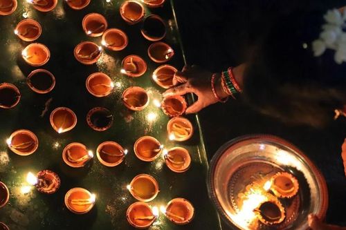 Ánh đèn dầu rực rỡ, lung linh trong lễ hội Diwali của người Hindu