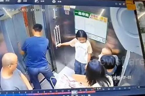 Kinh hoàng khoảnh khắc tủ lạnh đổ sập trong thang máy