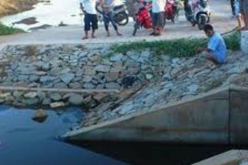 Bé trai 3 tuổi nghi đuổi theo mẹ rồi trượt chân xuống kênh tử vong