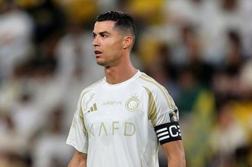 Ronaldo tặng iPhone mạ vàng cho fan nhí sau sự cố đá hỏng phạt đền