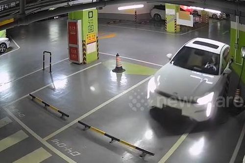Pha lùi xe 'khó hiểu' của nữ tài xế khiến ô tô gãy gương