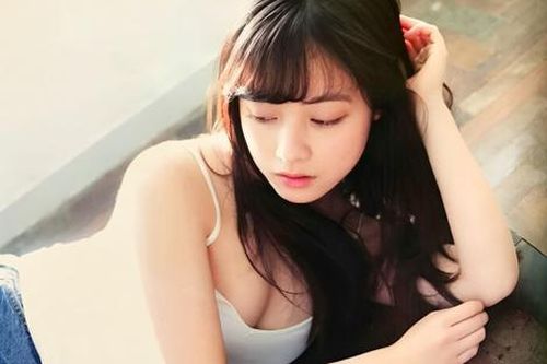 'Mỹ nhân nghìn năm có một' lộ clip hôn môi bạn trai ở công viên, có hành động khiến dân tình đỏ mặt