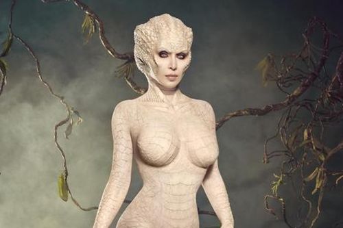 Kim Kardashian xứng danh 'nữ hoàng Halloween 2024' với màn biến hình thành cá sấu bạch tạng