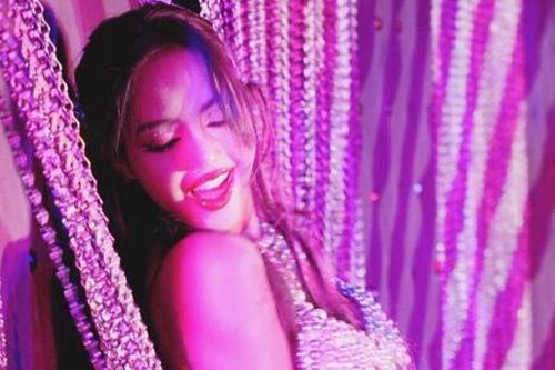 Nữ nghệ sĩ từng bị phong sát 1 năm trước vì đi xem show thoát y của Lisa nay ra sao?