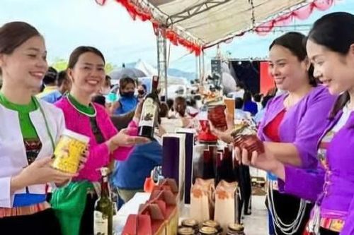 Những phiên chợ vùng cao kết nối tiêu thụ sản phẩm miền núi của Hòa Bình