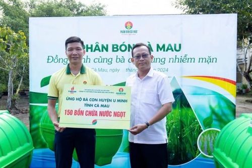 Phân bón Cà Mau tặng 1.400 bồn trữ nước cho bà con bị ảnh hưởng bởi hạn hán, xâm nhập mặn