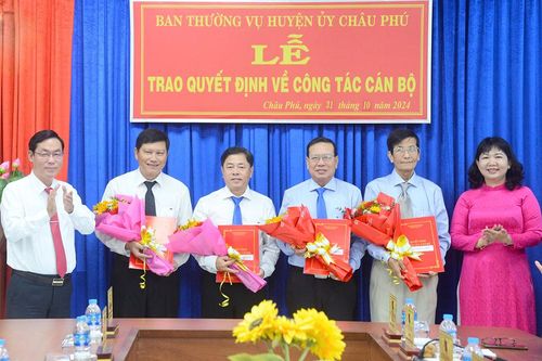 Ban Thường vụ Huyện ủy Châu Phú trao quyết định cán bộ