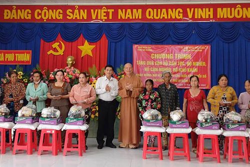 Thoại Sơn tặng 200 phần quà cho hộ nghèo, cận nghèo