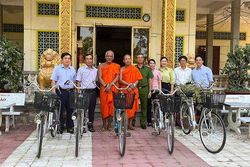 Tặng 10 xe đạp cho học sinh ở thị trấn Óc Eo