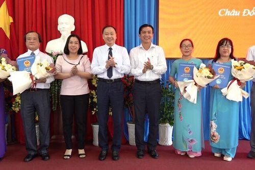 Châu Đốc trao quyết định công tác cán bộ ngành giáo dục và đào tạo