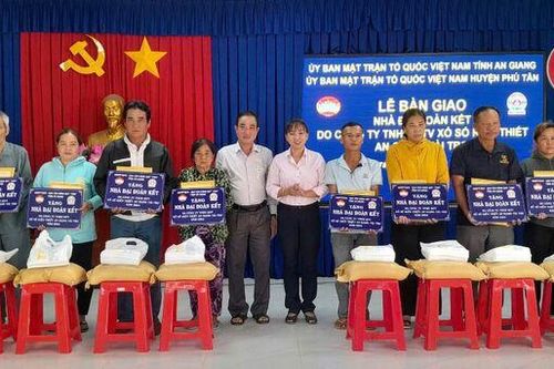 Huyện Phú Tân bàn giao 52 căn nhà Đại đoàn kết