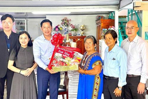 Trung tâm Hỗ trợ kiều bào TP. Hồ Chí Minh thăm hỏi kiều bào ở huyện Chợ Mới