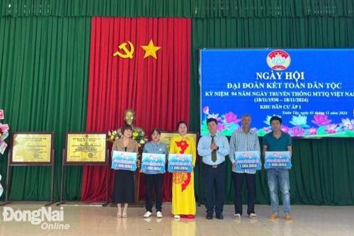 Phó chủ tịch Ủy ban MTTQ Việt Nam tỉnh dự Ngày hội Đại đoàn kết tại huyện Cẩm Mỹ
