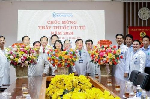 Các cơ sở y tế tổ chức chúc mừng thầy thuốc ưu tú