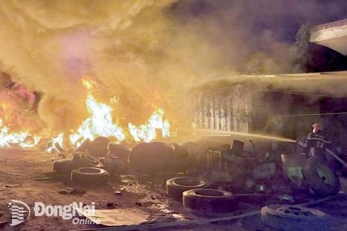 'Khoanh vùng' dập đám cháy lốp xe phế liệu gần cầu An Hảo của Biên Hòa