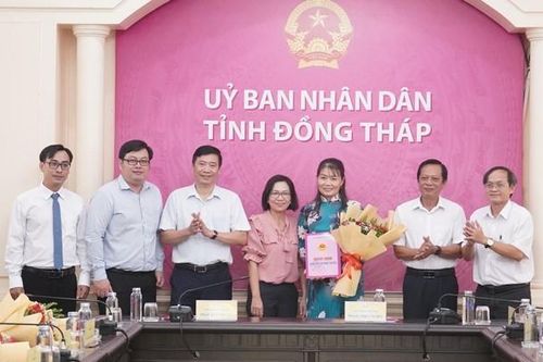 Công bố và trao các quyết định về công tác cán bộ