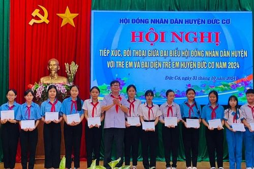 Đại biểu HĐND huyện Đức Cơ đối thoại với trẻ em và đại diện trẻ em năm 2024
