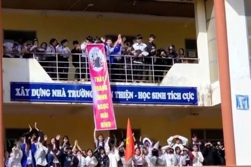 Clip xúc động hàng nghìn học sinh bí mật tổ chức lễ chia tay thầy hiệu trưởng