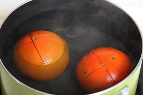 Mẹo bóc vỏ cà chua siêu nhanh