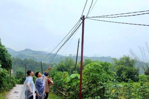 Còn bao nhiêu cột kim loại nữa?