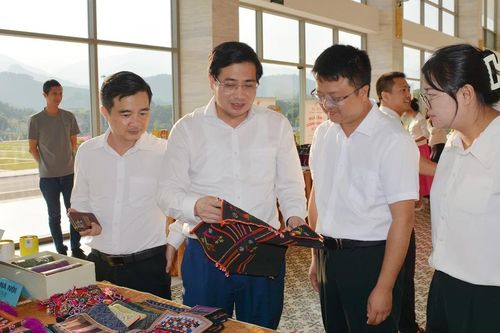 Thăm gian trưng bày tại Hội nghị xúc tiến kết nối xuất - nhập khẩu nông - lâm - thủy sản