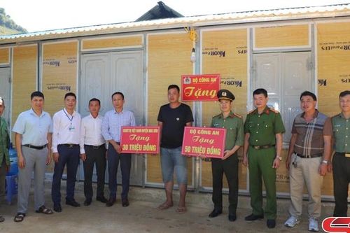 Trao 'Nhà tình nghĩa' cho hộ nghèo, hộ khó khăn tại huyện Mai Sơn