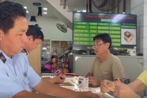 Thu giữ nhiều hàng giả, không rõ nguồn gốc tại chợ Bến Thành