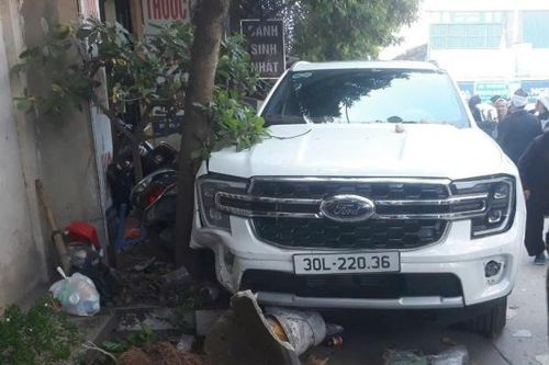 Tạm giữ lái xe ô tô lao vào đoàn người đưa tang khiến 1 người tử vong