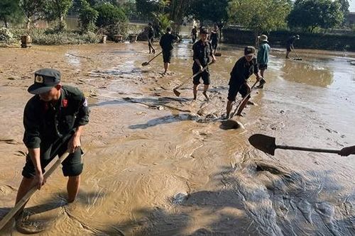 Trung đoàn CSCĐ Bắc Trung Bộ hành quân về vùng lũ giúp dân